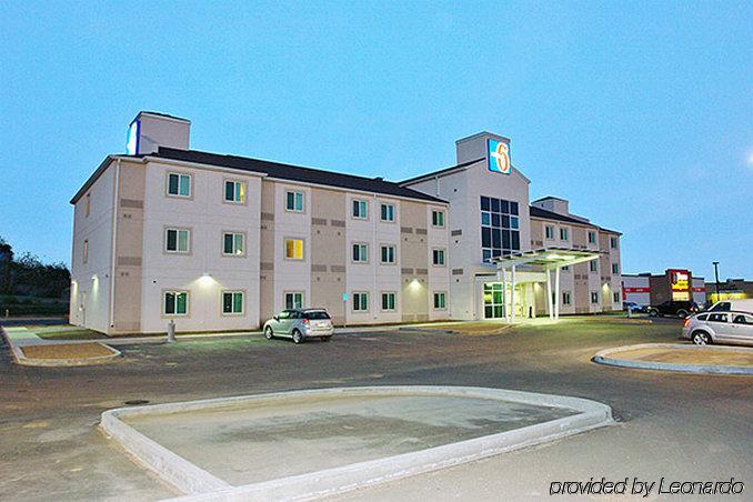 Aurora Inn Estevan Exterior foto